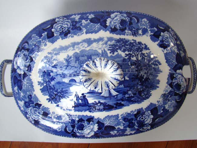 A lovely 19th century WEDGWOOD covered tureen in the 'Landscape' pattern circa 1840 — image 2